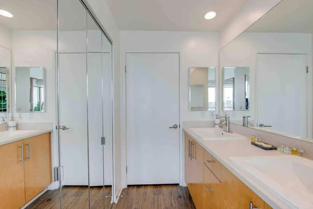 Sunny Condo W/ 2 Story Panoramic Ocean Views Los Angeles