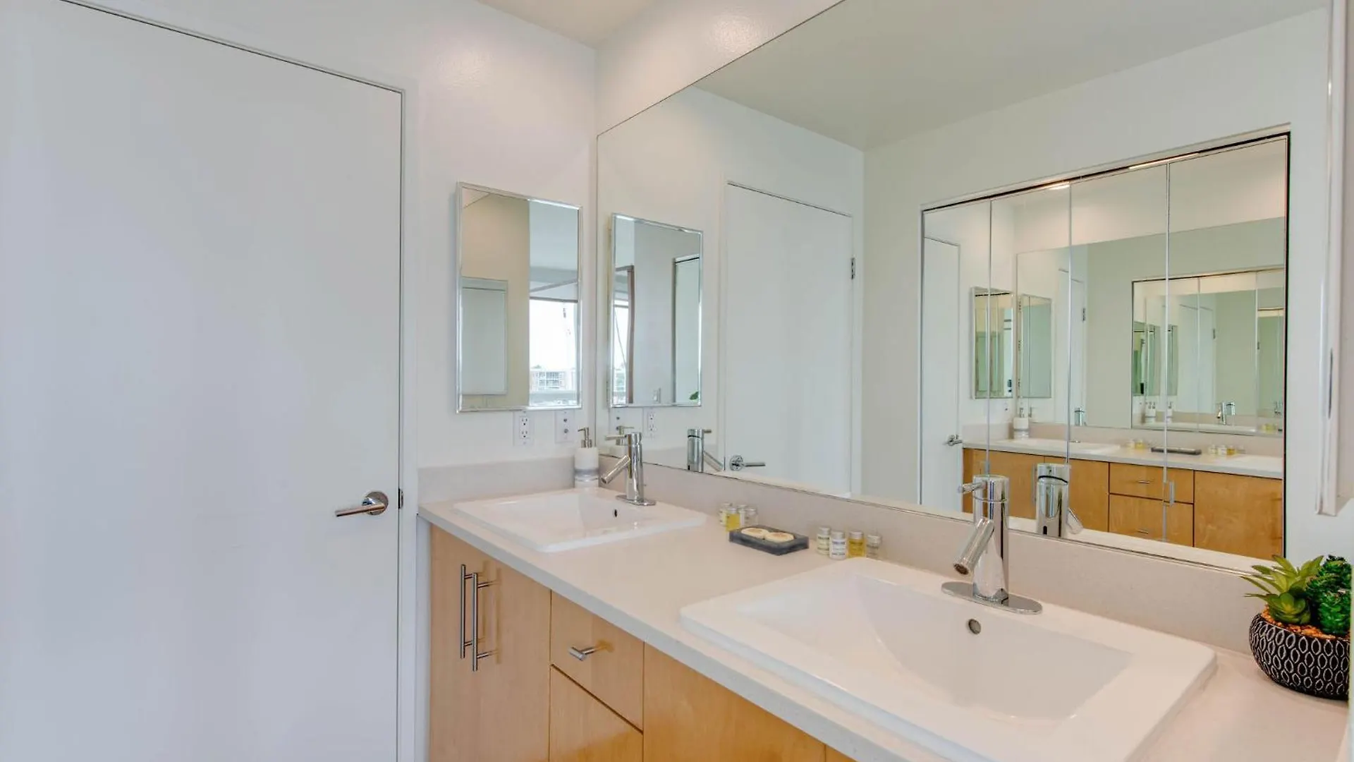 Apartment Sunny Condo W/ 2 Story Panoramic Ocean Views Los Angeles